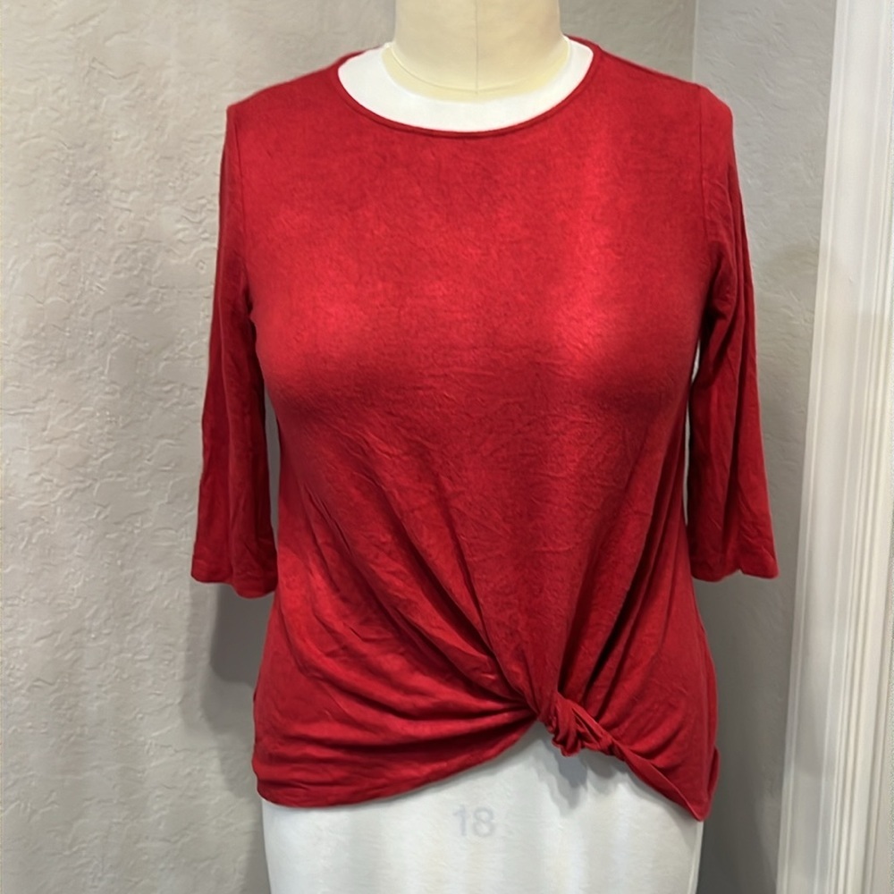 Gibson | NWT Heather Red Knot Hem Top